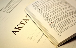 otwarty kodeks karny położony na okładce akt z zaznaczonym paragrafem 286