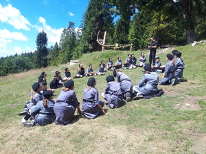 policjant z harcerzami