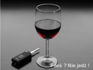 kieliszek wina i kluczyki do samochodu