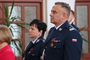 Komendant wojewódzki oraz pani komendant powiatowa z Gorlic w trakcie mszy