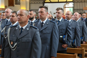 Policjanci w galowych mundurach w trakcie mszy