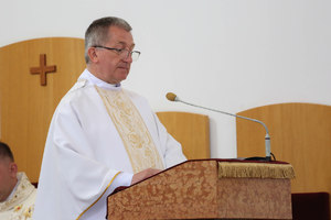 Proboszcz parafii Uście Gorlickie w trakcie kazania
