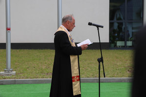 ks. dr Kazimierz Fąfara przed mikrofonem