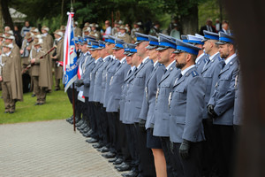 Policjanci w mundurach galowych wyznaczeni do awansu