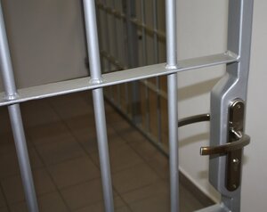 okratowane wejście do celi