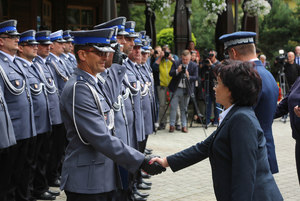 Pani marszałek gratuluje awansu policjantowi