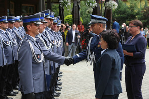 Zastępca komendanta głównego gratuluje awansu policjantowi