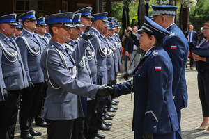 Komendant powiatowa gratuluje awansu policjantowi
