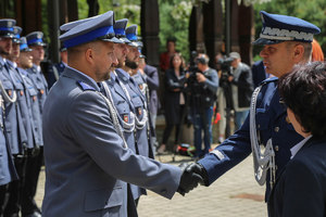 Zastępca komendanta głównego gratuluje awansu kolejnemu policjantowi