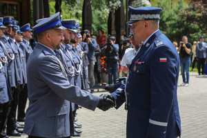 Komendant wojewódzki gratuluje awansu kolejnemu policjantowi
