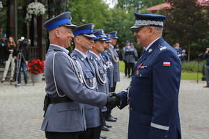 Komendant wojewódzki gratuluje dowódcy uroczystości