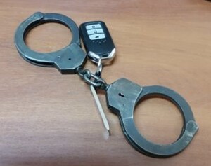 KPP Oświęcim. Kluczyki od samochodu i kajdanki