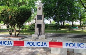pomalowany pomnik ogrodzony policyjną taśmą