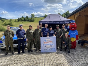 policjanci i żołnierze pozują do zdjęcia