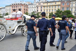 patrol polsko - włoski pełniący służbę na płycie Rynku Głównego