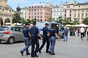 policjanci polscy i włoscy na płycie Rynku Głównego
