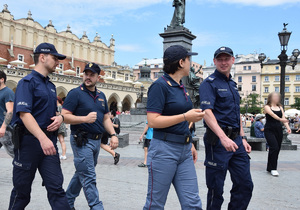 policjanci polscy i włoscy podczas patrolu na Rynku Głównym