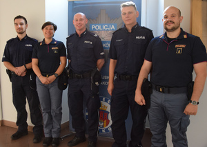 wspólne zdjęcie policjantów polskich i włoskich w budynku Komendy Miejskiej Policji w Krakowie