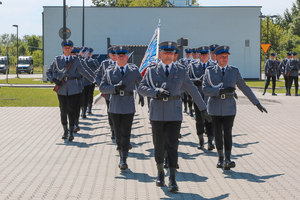 Kompania honorowa wchodząca na plac