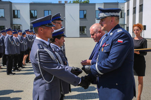 Komendant wojewódzki gratuluje odznaczenia policjantowi