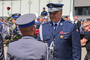 Komendant wojewódzki gratuluje odznaczenia kolejnemu policjantowi