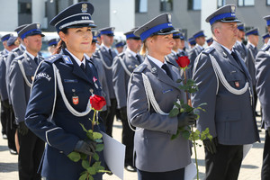 Dwie odznaczone policjantki z różami