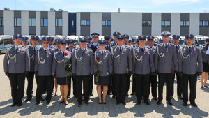 Wspólne zdjęcie grupy policjantów z komendantem