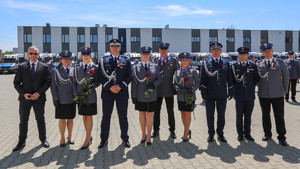 Wspólne zdjęcie grupy policjantów z komendantem (2)