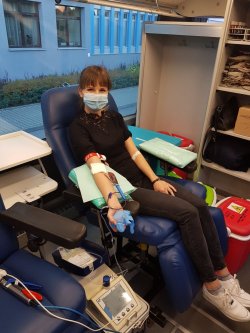 kobieta w mobilnym punkcie oddaje krew