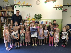 wspólne zdjęcie przedszkolaków z policjantem prowadzącym pogadankę