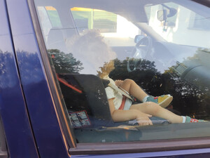 dziecko w samochodzie za szybą