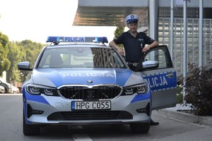 Policjant przy radiowozie BMW
