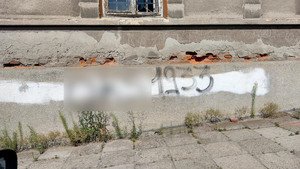 zamalowane pseudograffiti na ścianie