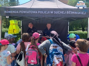 dzieci stojace przed namiotem komendy powiatowej Policji w Suchej Beskidzkiej w czasie profilaktyki