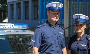 policjanci z drogówki pozują do zdjęcia