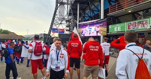 policjant w ubraniu w barwach Polski