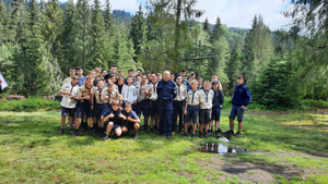 Grupa harcerzy wraz z policjantem podczas zajęć profilaktycznych