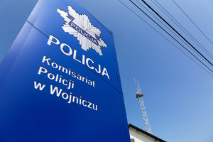szyld Komisariatu Policji w Wojniczu