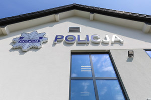 napis Policja na nowym budynku Komisariatu Policji w Wojniczu