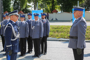 złożenie meldunku komendantowi o gotowości do uroczystego apelu z okazji otwarcia Komisariatu Policji w Wojniczu