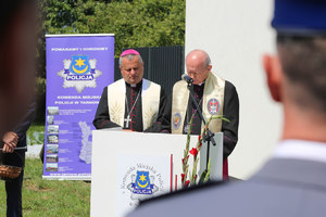 duchowny przemawia podczas uroczystego apelu z okazji otwarcia nowego budynku Komisariatu Policji w Wojniczu