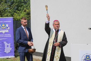 duchowny podczas poświęcenia nowy budynek Komisariatu Policji w Wojniczu