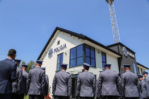 policjanci w szyku podczas uroczystego apelu z okazji otwarcia nowego budynku Komisariatu Policji w Wojniczu