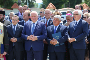 zaproszeni goście podczas uroczystego apelu z okazji otwarcia nowego budynku Komisariatu Policji w Wojniczu