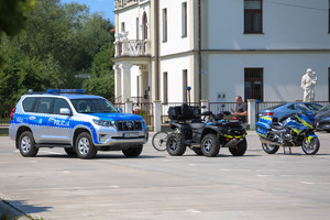 policyjne pojazdy na placu podczas uroczystości z okazji Święta Policji