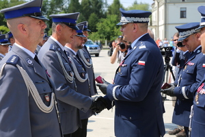 generał Michał Ledzion wręcza policjantowi odznaczenie