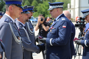 generał Michał Ledzion wręcza policjantowi odznaczenie