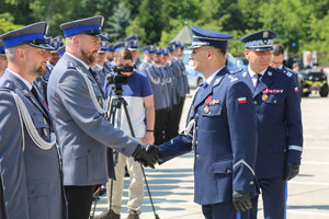 inspektor Mariusz Dymura gratuluje odznaczonemu policjantowi