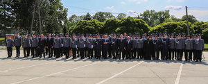 zdjęcie grupowe policjantów i zaproszonych gości na uroczytość otwarcia Komisariatu Policji w Wojniczu
