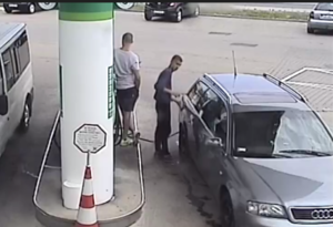 poszukiwani złodzieje paliwa obaj sprawcy przy samochodzie